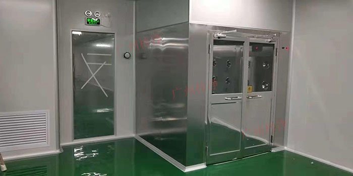 風淋室能夠對進入潔凈室的人員或物品進行高效的風淋，以去除表面塵埃和微生物，確保潔凈室的環境質量。